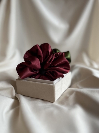 Bordowa gumka do włosów z satyny BoMoye