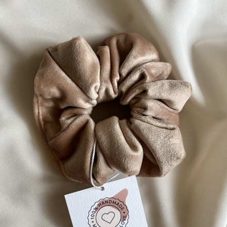 jasnobrązowa gumka do włosów scrunchie