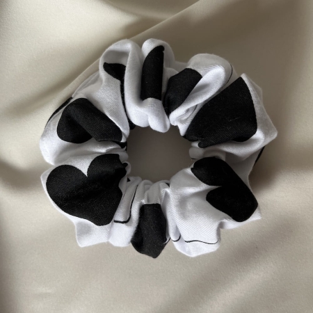 Biała bawełniana gumka frotka z czarnymi sercami