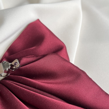 Delikatna bordowa kokarda do włosów z jedwabiu