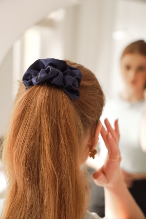granatowa-satynowa-gumka-do-wlosow