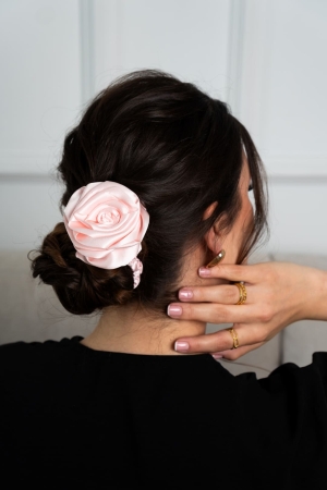 Różowa jedwabna gumka z różą BOMOYE