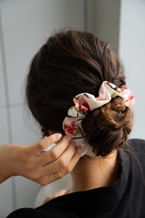 Delikatna gumka do włosów w kwiaty BOMOYE