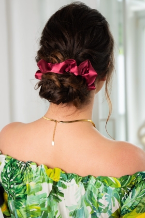 Rubinowa gumka do włosów scrunchie BOMOYE