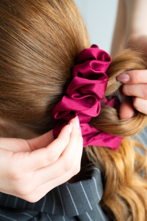 Różowa jedwabna gumka do włosów scrunchie BOMOYE