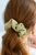 zielona gumka do włosów scrunchie BOMOYE