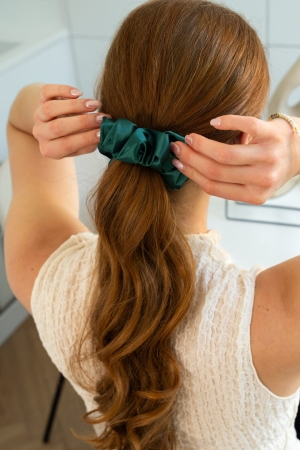 Turkusowa satynowa scrunchie BOMOYE