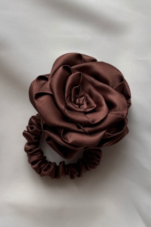 Brązowa jedwabna gumka do włosów z różą, ciemnobrązowa