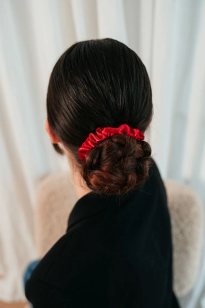 czerwona jedwabna mini gumka do włosów, mini scrunchie satynowa