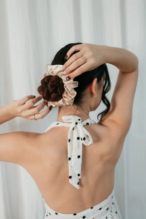 kremowa jedwabna gumka do włosów, scrunchie satynowa