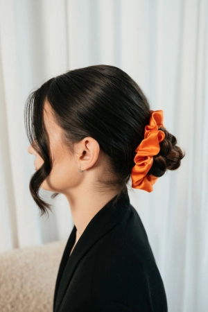 Jedwabna pomarańczowa scrunchie
