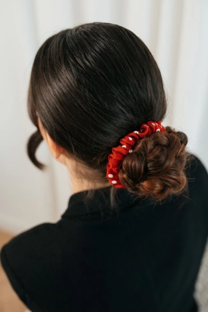 scrunchie do włosów w groszki