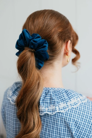 granatowa gumka do włosów scrunchies welur