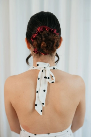 bordowa satynowa gumka do włosów scrunchie