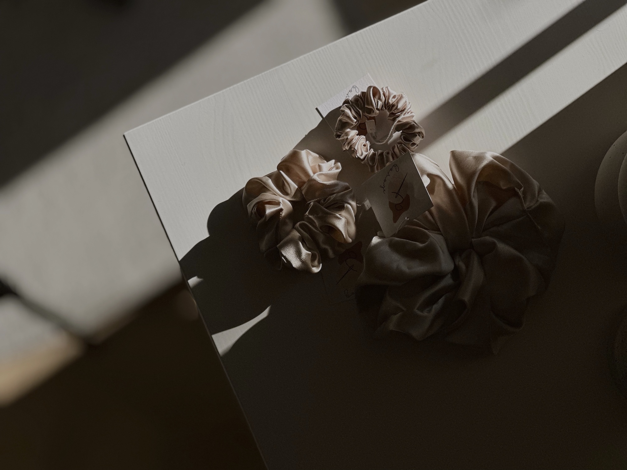 Zestaw trzech kremowych gumek do włosów