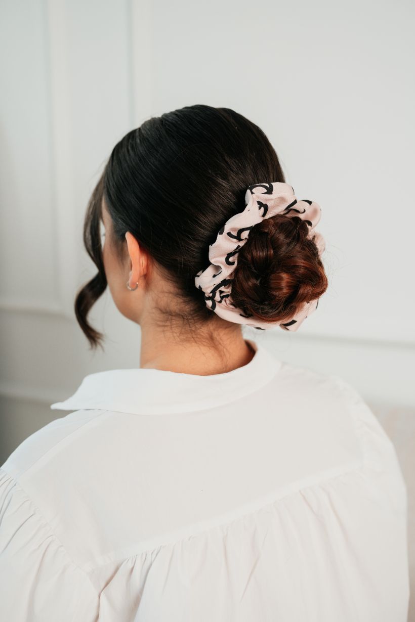 Jedwabna scrunchie CHANEL