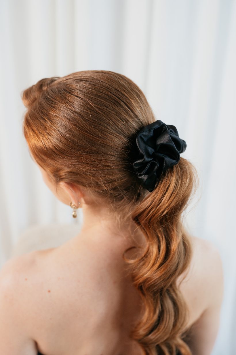 Czarna gumka do włosów scrunchie satyna