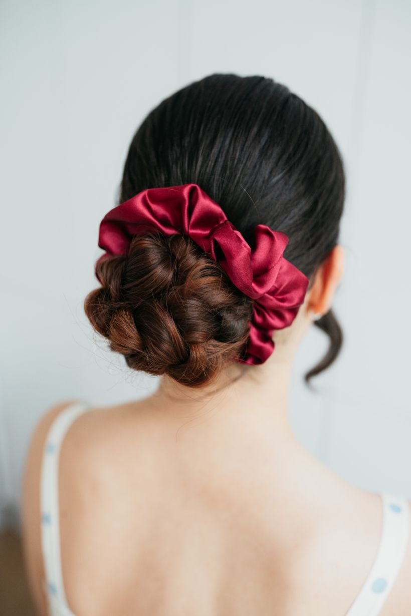 bordowa jedwabna scrunchie