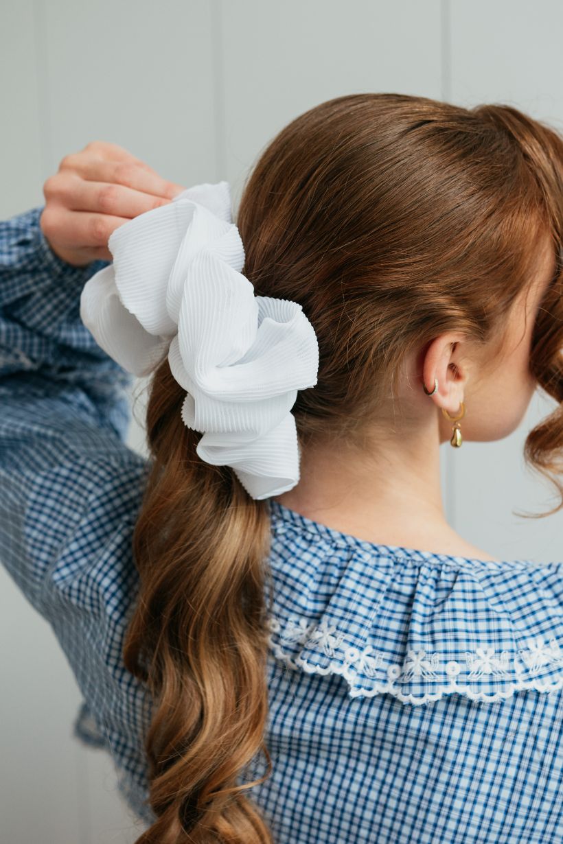 biała plisowana gumka scrunchie xxl