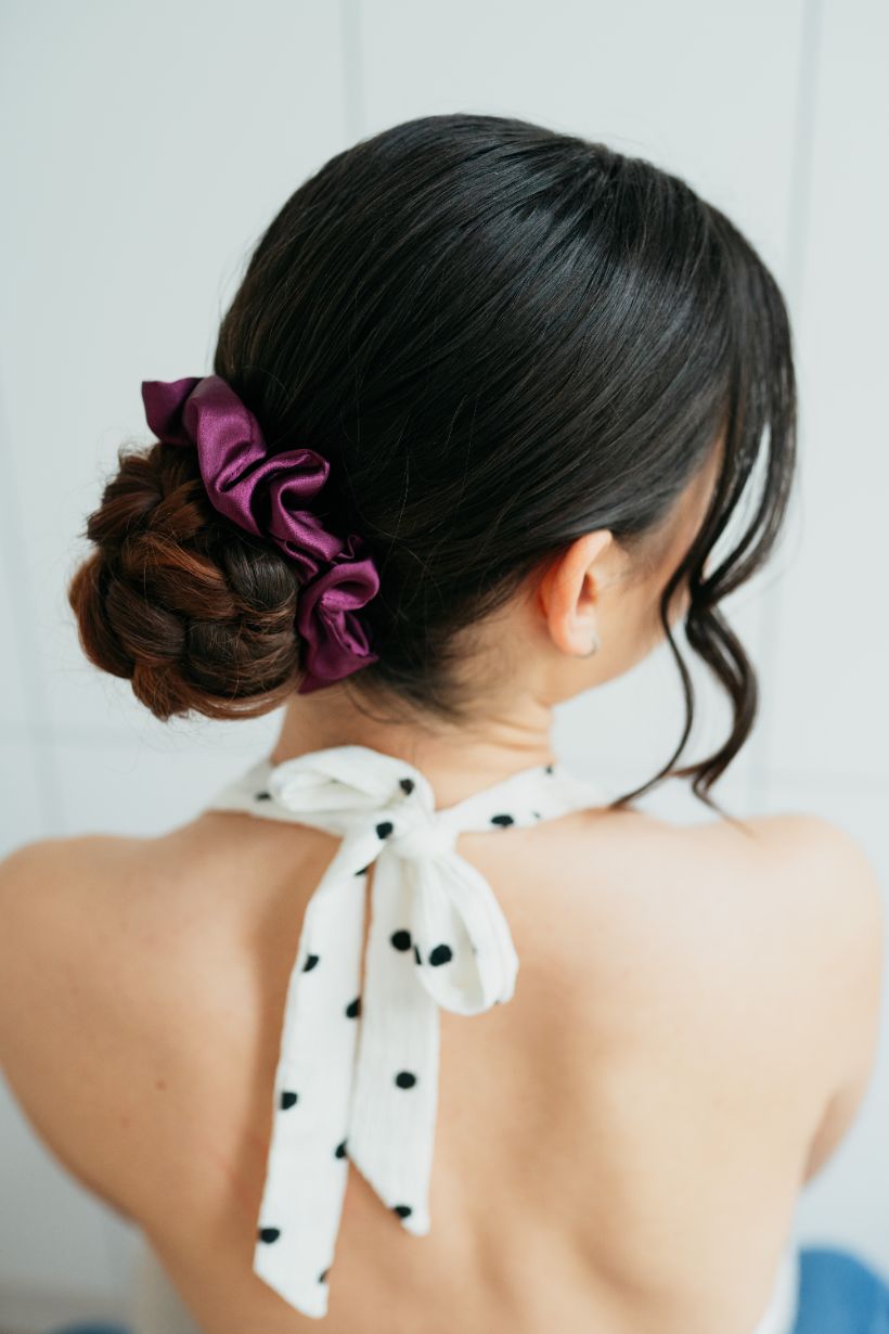 satynowa fioletowa scrunchie do wlosow